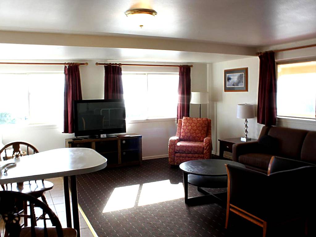 Port Townsend Inn: King Suite with Spa Bath - No Pets