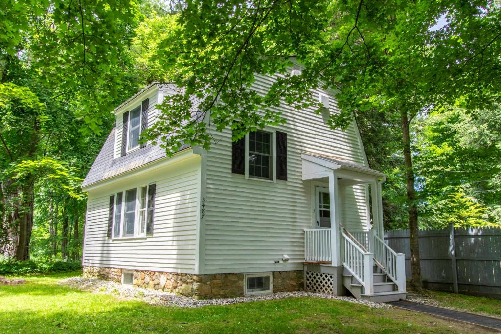 Quintessential Vt Cottage In Manchester Village