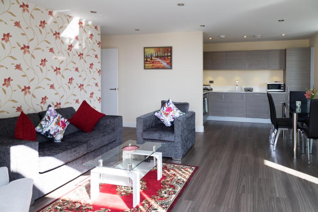 Exquisite Penthouse, 2 mins walk from Cambridge Station, lift access, secured gated on-site parking, self-check-in, SUPER Fast WIFI, Balcony & Sleeps 6
