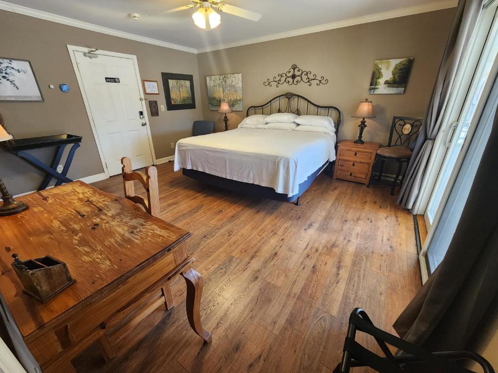 Elder Mountain Room at Tennessee RiverPlace