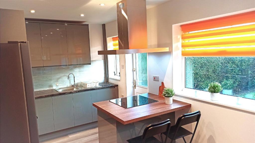 Stunning 3 bed House sleeps 5-6, WiFi, OFF Street Parking in Nottingham close to M1