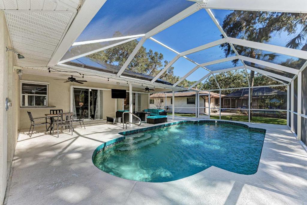 Modern Home with Screened-In Pool 4 Mi to the Beach