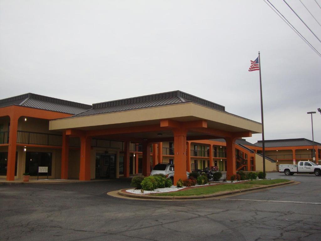 Econo Lodge Inn and Suites - Jackson