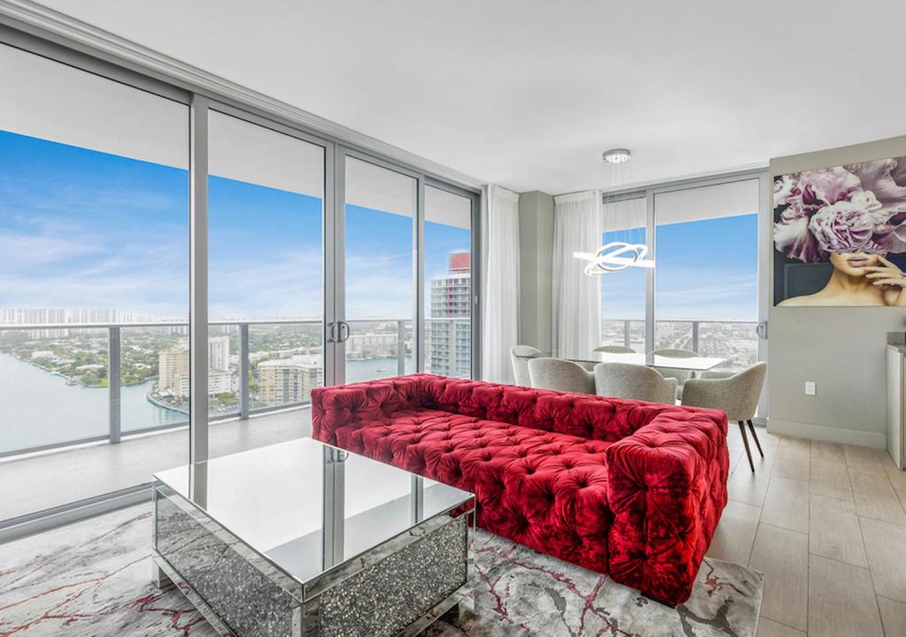 HYDE BEACH HOUSE #2408 THREE-BEDROOM, WATERFRONT, OCEAN AND INTERCOSTAL VIEW, ROOFTOP POOL, 5 MiN WALK TO BEACH