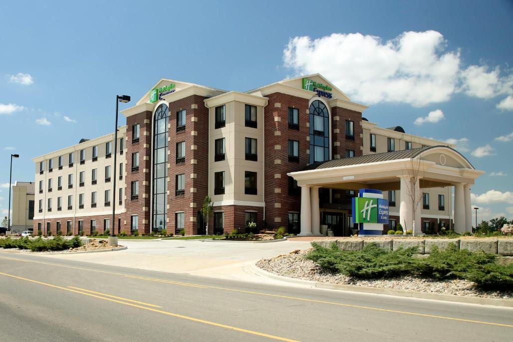 Holiday Inn Express & Suites Marion Northeast, an IHG Hotel