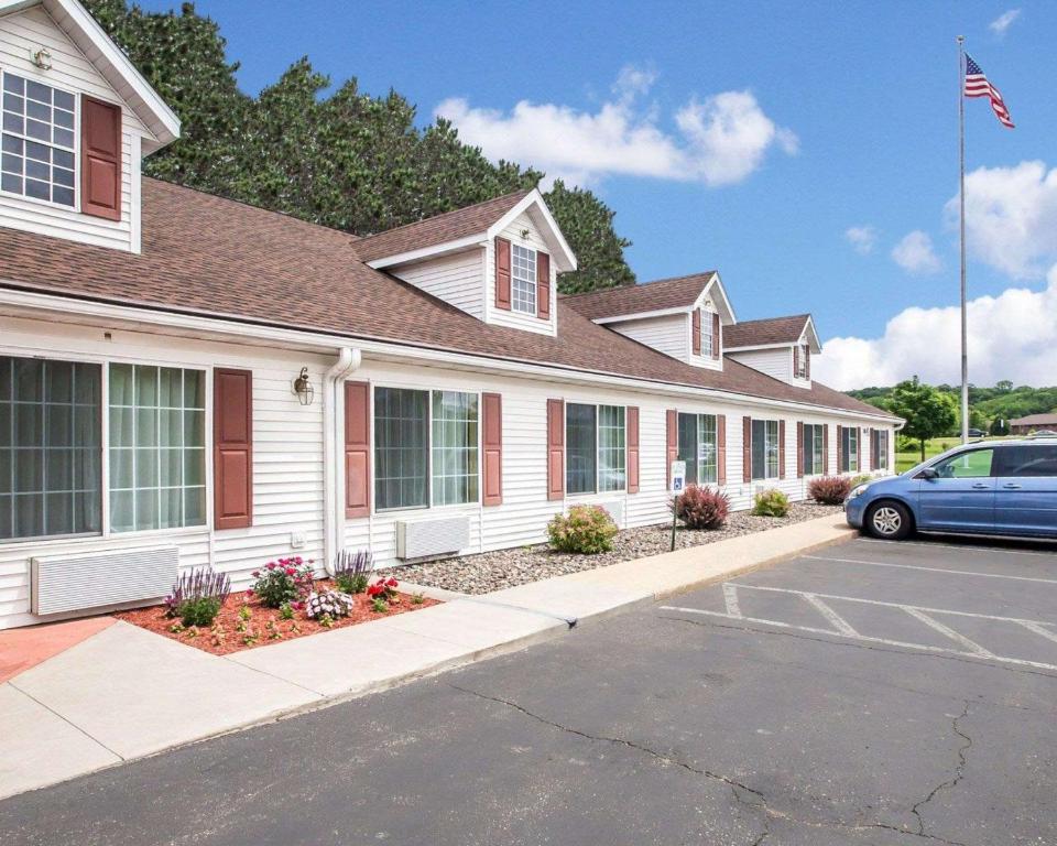 Econo Lodge Inn & Suites Eau Claire