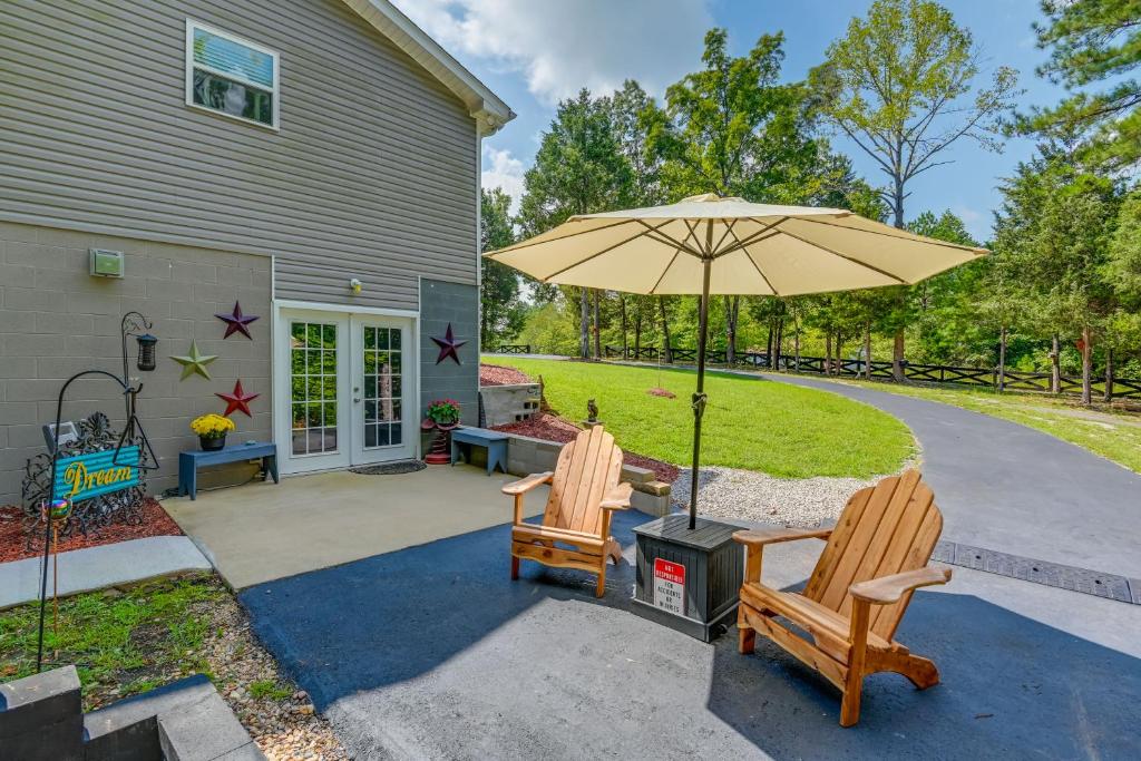 White Bluff Rental with Seasonal Pool and Fire Pit!