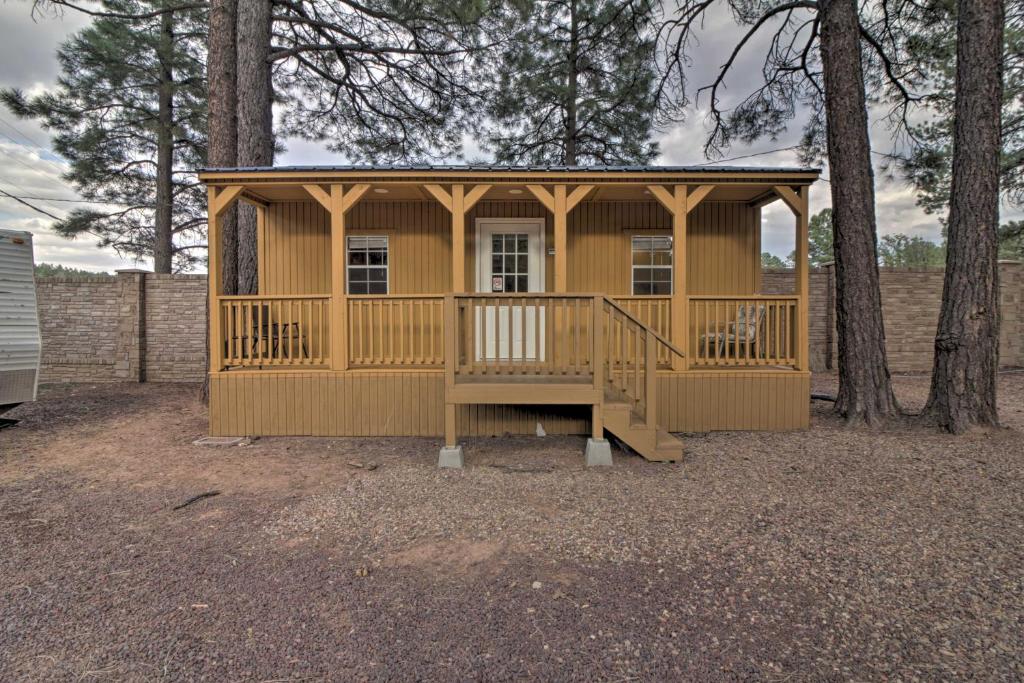 Show Low Cabin with Amenities, 13 Mi to Hon-Dah!