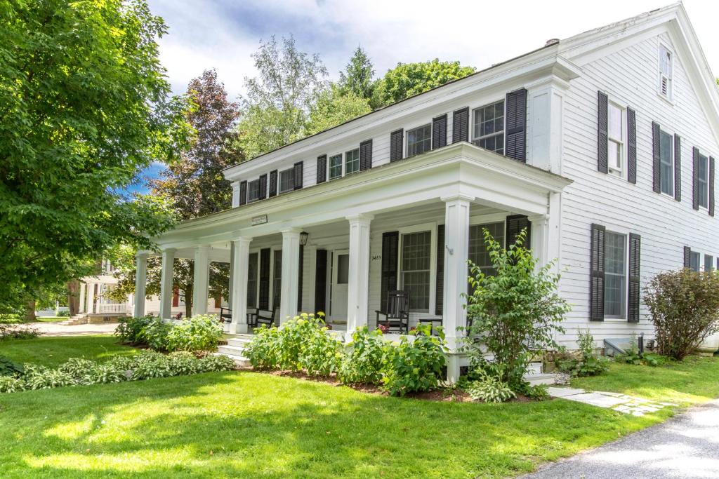 Picture Postcard Mansion In Manchester Village