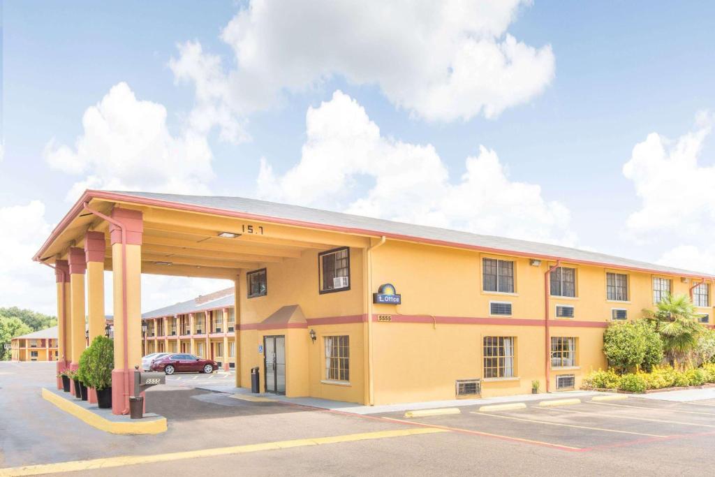 Days Inn & Suites by Wyndham Marshall