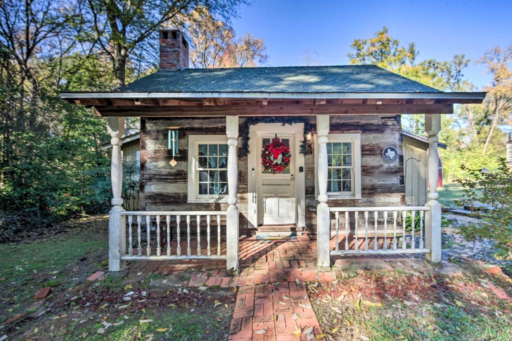 Historic Marshall Log Cabin Less Than 1 Mi to Dtwn!