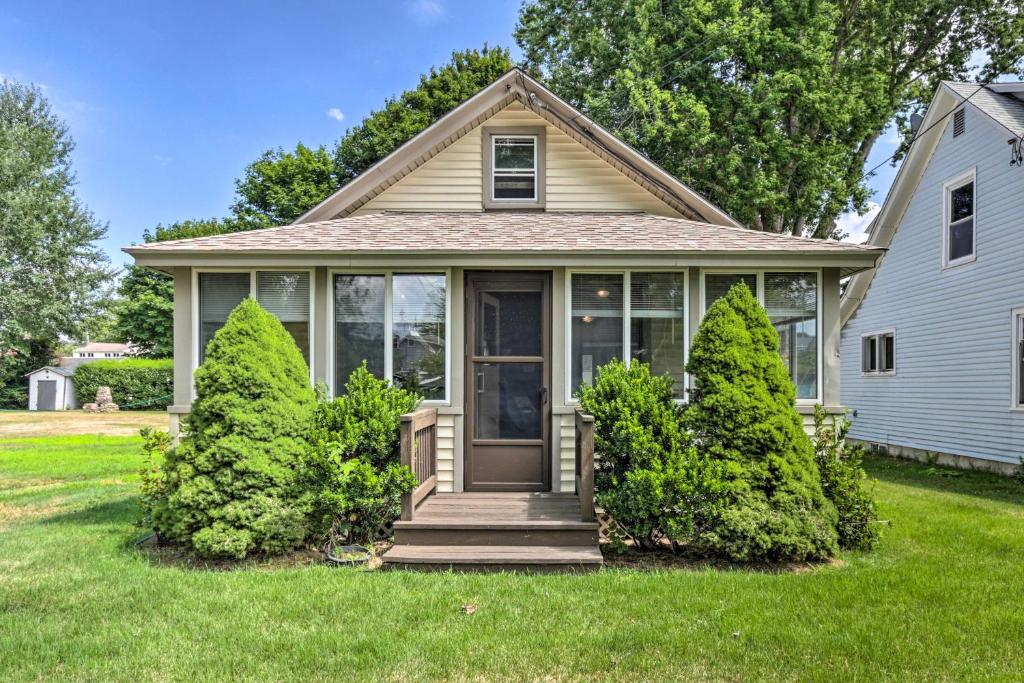 Grandmas Cottage with Sunroom Walk to Beach