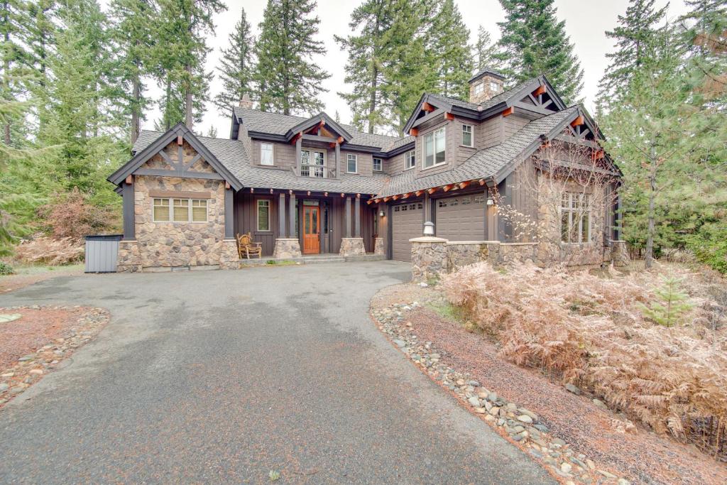 Spacious Cle Elum Cabin on Golf Course with Hot Tub!