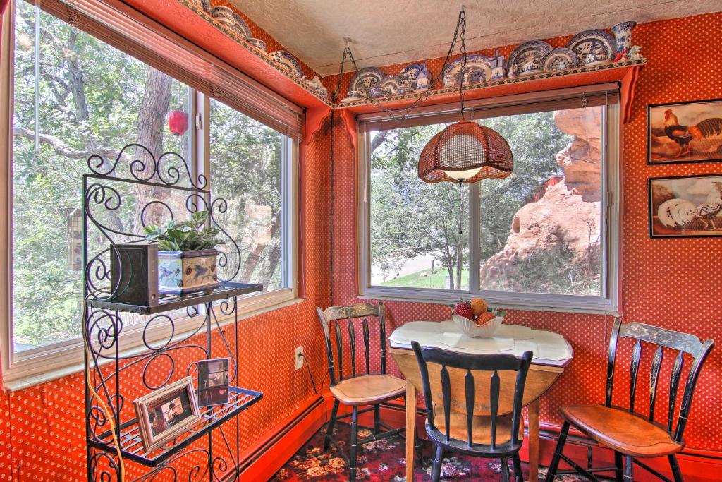 Colorful Bungalow By Pikes Peak and Garden of the Gods