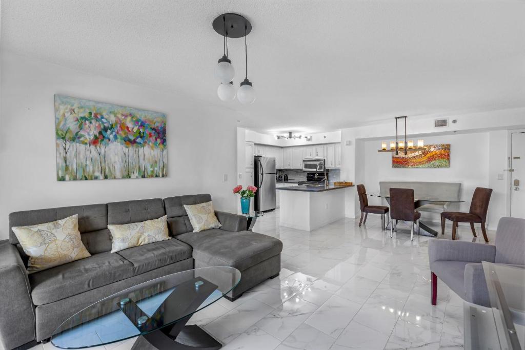 Modern 2-bedroom condo in Aventura