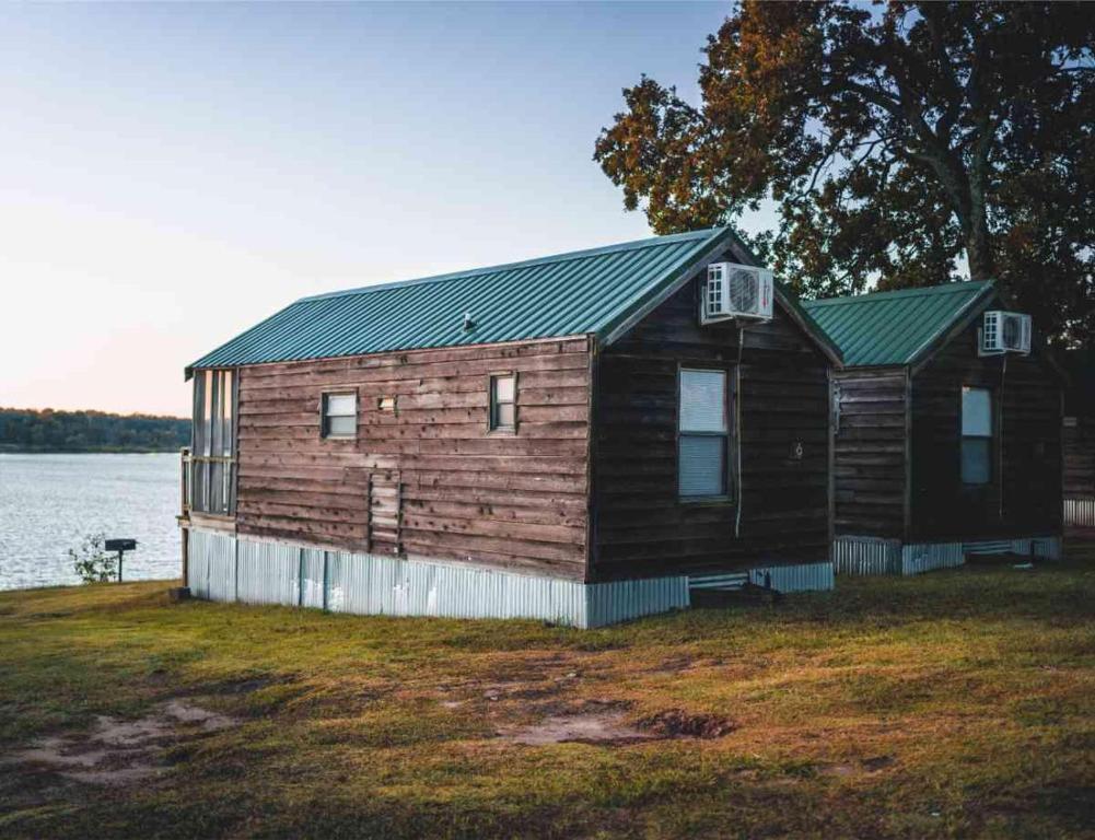 Lakefront Cedar Cabin - 9