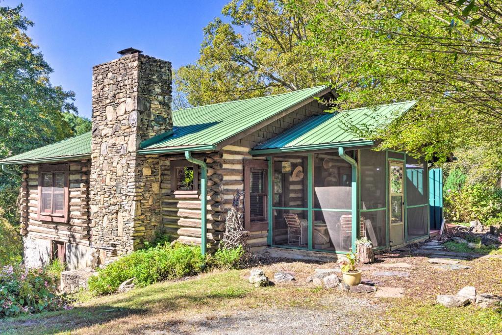 Rustic-Yet-Cozy Cabin with Patio, 12 Mi to Asheville