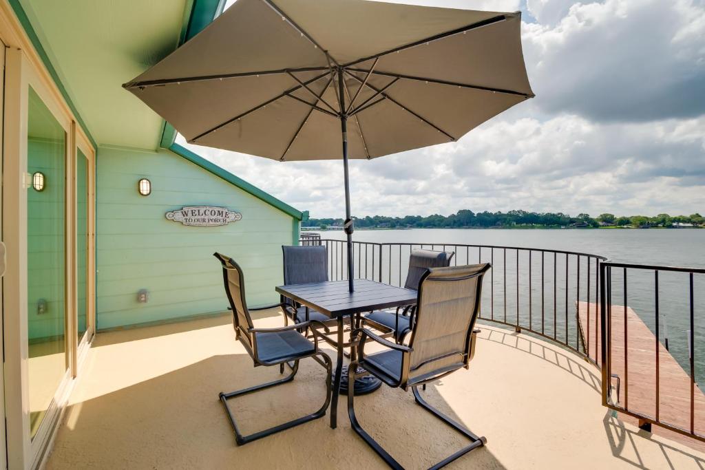 Lake Conroe Condo Balcony, Views and Pool Access!