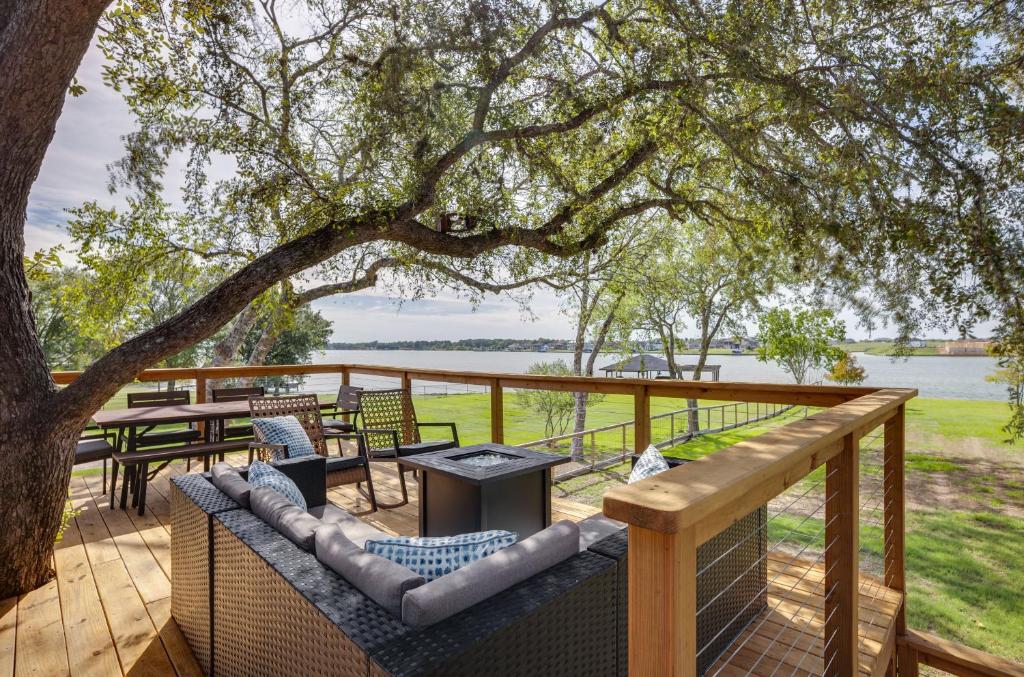 Willis Waterfront Home with Deck on Lake Conroe!