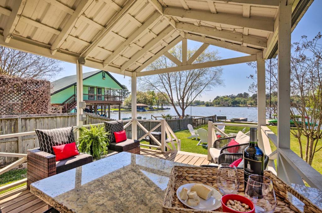 Updated Lake Conroe Cabin Rental - Walk to Water!