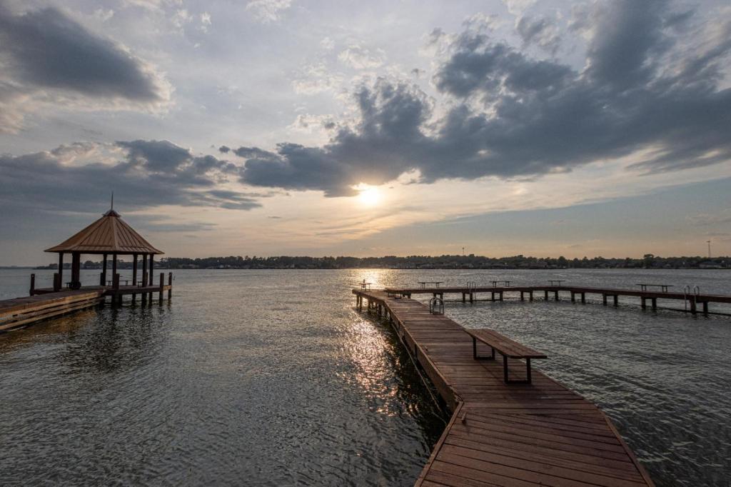 Lake Conroe Sunset House