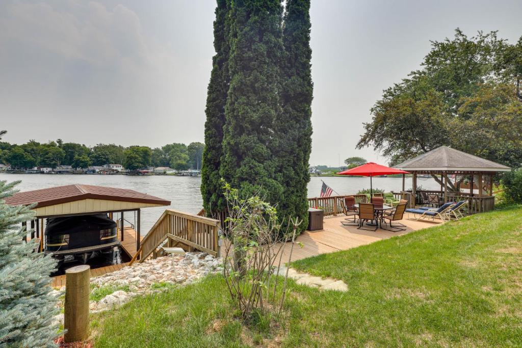 Serene Waterfront Monticello House with Fire Pit!