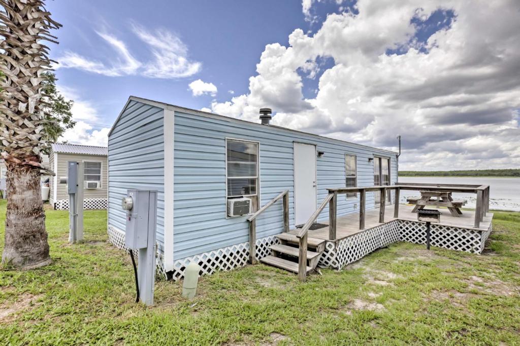 Cozy Lakefront Home in Ocala with Deck, Grill and AandC!