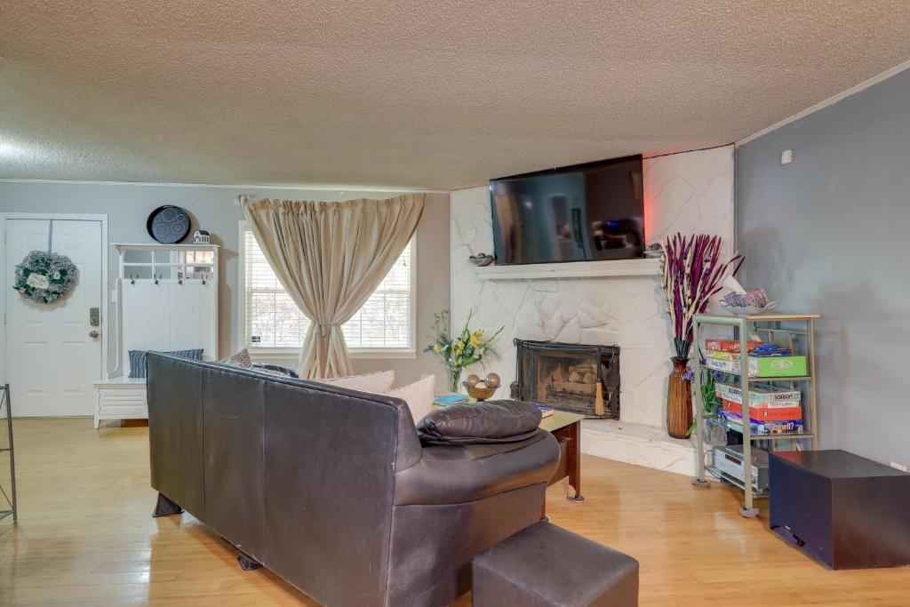 Jonesboro Home with Screened-In Porch and Fire Pit!